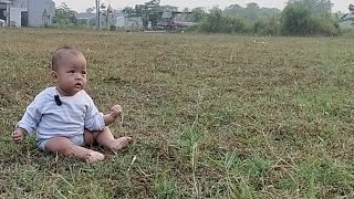 "masyaallah" Ada Anak Bayi Main Sendiri Di Lapangan Bola