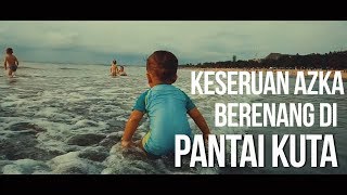 KESERUAN AZKA BERENANG DI PANTAI KUTA