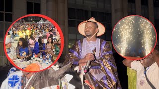 Entrée explosive de alassane mbaye le griot des VIP débarque au grand théâtre sur son cheval