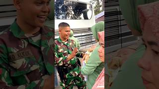 Bahagianya Abang TNI dengan anak bayinya