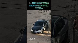 TEM UMA PESSOA ENCOSTADA NO SEU VECTRA