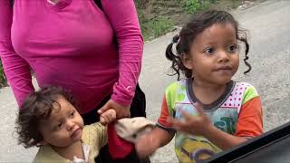 Ayudamos a esta muchacha de Honduras que venia caminando con sus hijitos en la calle!!