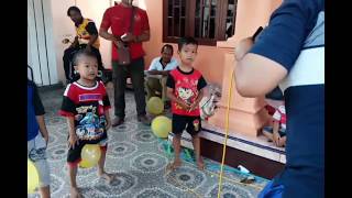 Aksi Lucu Anak - anak Mengikuti Lomba Berjalan Dengan Balo. Serba - serbi Agustusan