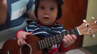 Samuel tocando Ukulele