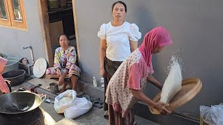 Persiapan berbagi nasi berkat untuk tetangga