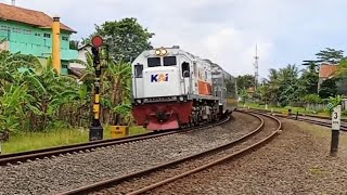 KA Bogowonto berangkat dari stasiun Kroya