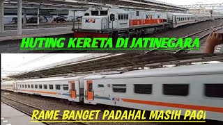 HUNTING DI JATINEGARA || RAME DAN BANYAK KERETA MELINTAS LANGSUNG