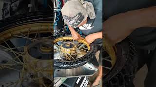 MICHELIN TIRE INSTALLATION TO SPOKE RIM USING TIRE CHANGER #tirechanger #spokerim #michelintires