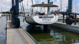 Beneteau 41 Oceanis being hauled out for survey