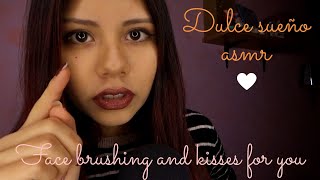 ASMR Español Face brushing and kisses for you - masajes con brocha y besitos con cuenta atrás 😘🙌🏼