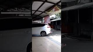 mobil pejabat sedang parkir