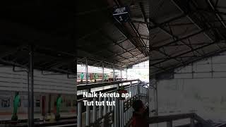 Naik kereta api Tut tut tut, mau kemana?  lagi langsir keretanya