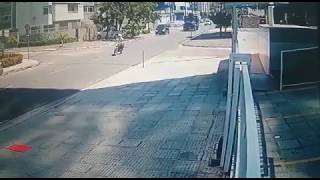 Câmera flagra acidente entre moto e caminhão em João Pessoa