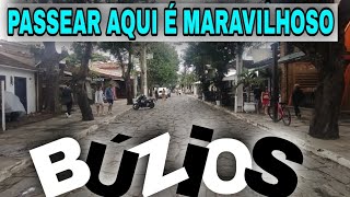 Rua das Pedras com Restaurantes, Bares e Lojas com vista para o Mar da Praia do Canto.