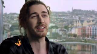 Hozier talks about cheese sandwiches with Taylor Swift