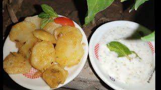 Miniature potatoes chips with mint sauce. Chips pakora. fries alou Kay pakoray podainay ki chatni