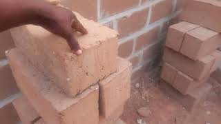 Une maison construite avec de la laterite .