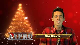 Mike Nevárez presentando Video Navideño AVPRO 2022