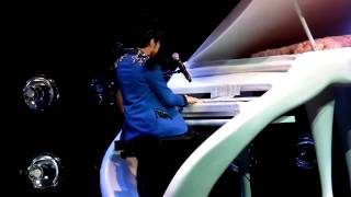 周杰倫 Jay Chou Play Piano At Concert 2010