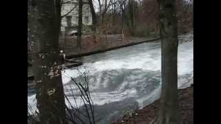 Surfovanje u decembru u Minhenu 1 (Eisbach (München) Flusssurfen Isar)