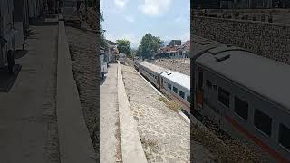 Kereta api lokal Garut cibatuan meninggalkan St Garut