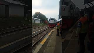 KA Commuter line Garut  Purwakarta menaikan penumpang di stasiun  rende