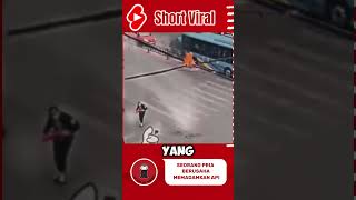 Seoramg Pria Berusaha Memadamkan Api 🔥 #vidioviral #shortvideo