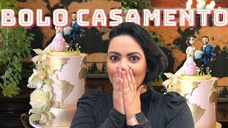 BOLO DE CASAMENTO COM APLICAÇÃO DE FLORES NATURAIS E APLIQUES DE PASTA AMERICANA