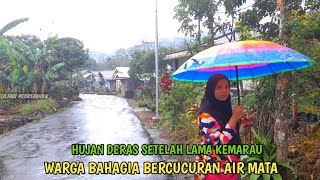 Hujan deras Mengguyur Kampung  Setelah Kemarau Panjang  Suasana Bikin  betah Warga Gembira