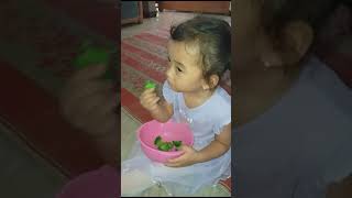 Malika comel sarapan brokoli😋