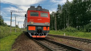 Пассажирский поезд проезжает поворот в Хабаровске