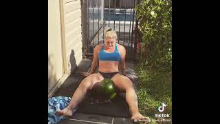 Rompe una sandía entre las piernas 🍉