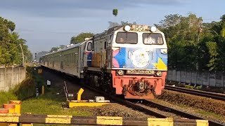 KA Joglosemarkerto berstiker Hype Trip melintas di Stasiun Kemranjen