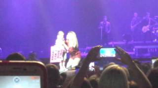 Shania Twain singing "You're Still the One" with little girl on stage (Louisville, KY) - 2015