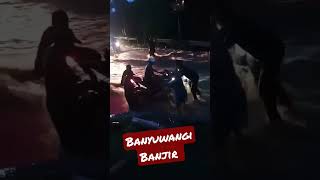 Penduduk Beri Bantuan Pengguna Jalan akibat Banjir Di Banyuwangi #shorts