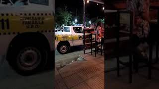 Policía de Tucumán desaloja personas en un bar de Famaillá