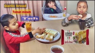 Santai bersama dengan anak-anak garlic bread teman minum teh