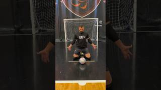 3 mistakes goalkeepers make when kneeling #futsal #goalkeeper #gk