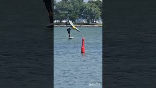 First, I think he is flying above water/fun water sport开始还以为他在水上飞/有趣的水上运动