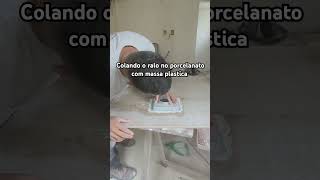 Colando o ralo no porcelanato com massa plástica