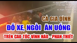 Cả gia đình đỗ xe, ngồi  ăn uống trên cao tốc Vĩnh Hảo   Phan Thiết