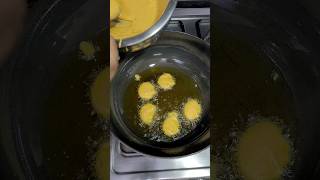 pakodi making #pakodirecipe #pakodi #food #ytshorts #comedyshorts##funnyshorts#homerecipesbyseema