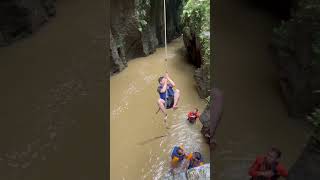 Lompat tarzan disungai yang keruh