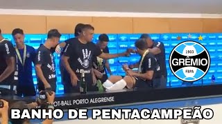 ROGER LEVA BANHO DOS JOGADORES DO GRÊMIO | É CAMPEÃO!