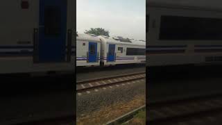 KRL Commuterline Balapan dengan KA Argo Lawu