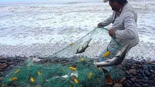 Un HOMBRE pescador usa toda su fuerza al Jalar su Red y NO SE IMAGINAN la Gran SORPRESA que se Llevó