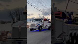 2 Kenworth T680 trucks give a nice horn salute at south Plainfield w/ nice quad horns!