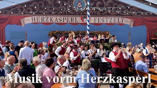 Oktoberfest: Musikkapelle vor dem Herzkasperlzelt (in 4K)