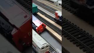 kereta api miniatur salah jalur berujung tabrakan