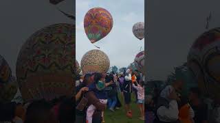 wow!!!semua selfi sama balon raksasa #videoshorts #viral #wongjowo #yearforyou #shorts